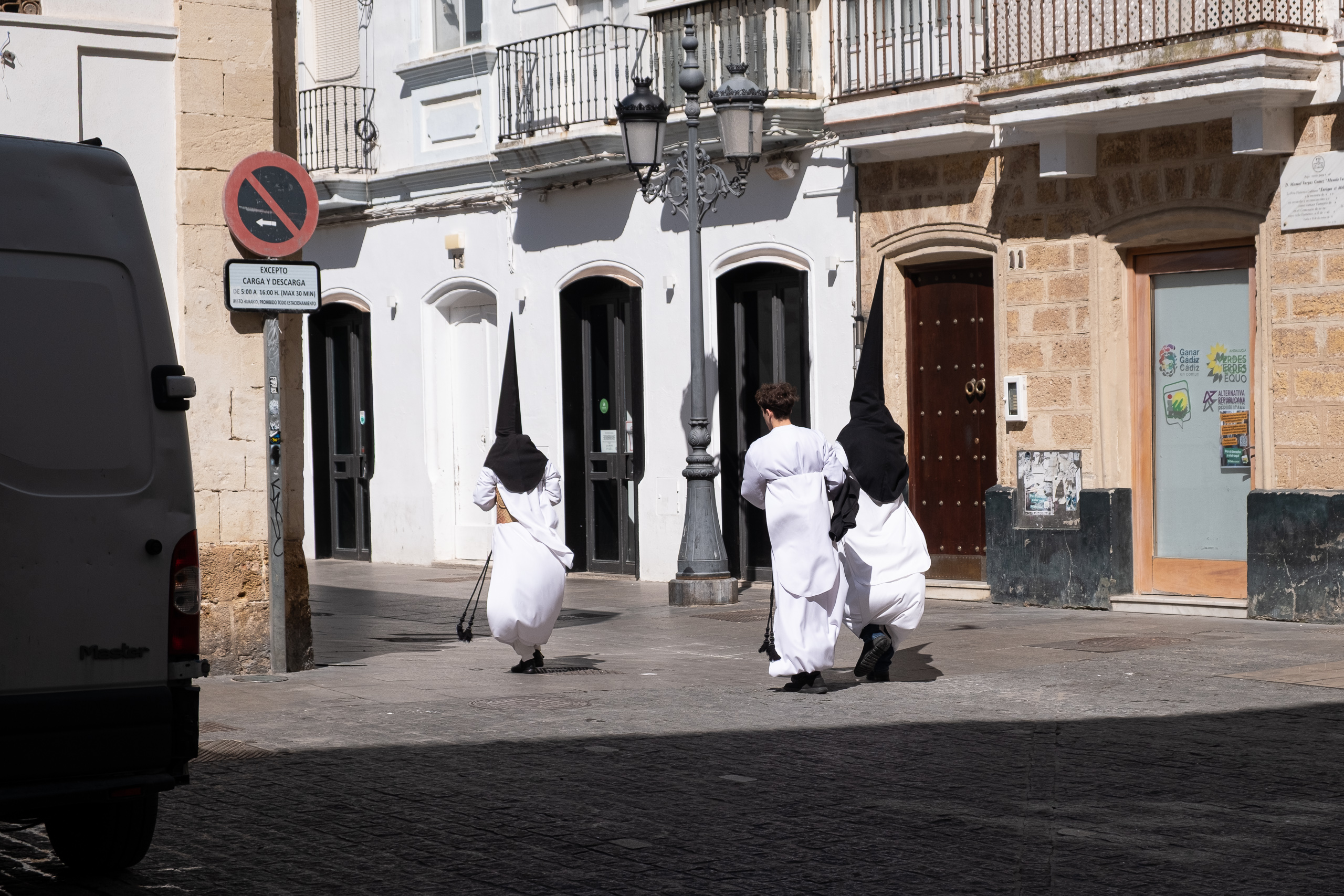 Nazarenos auf dem Weg durch die Gassen